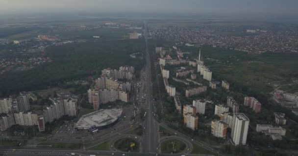 Vue aérienne de la circulation et du point de repère au centre-ville de Kiev, en Ukraine. 4k 4096 x 2160 pixels 