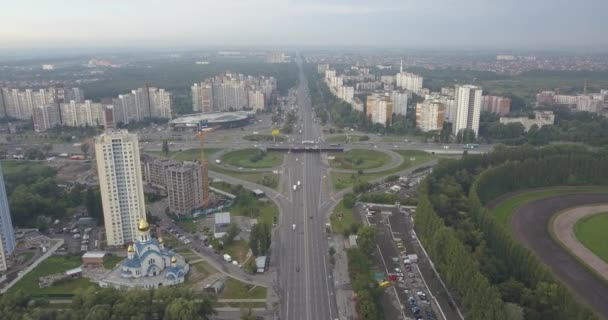 Trafik ve Simgesel Yapı merkezinde Kiev, Ukrayna Hava görünümünü. 4 k 4096 x 2160 piksel — Stok video
