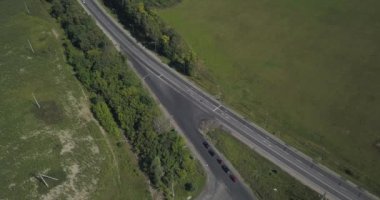 Kiev, arial shot, yetişemeyiz 4k 4096 x 2160 piksel yeşil alanlar arasında yalnız yol