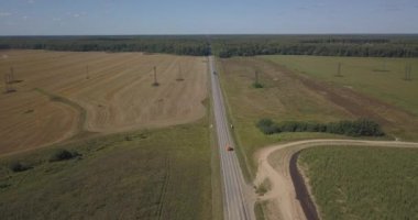 Kiev, arial shot, yetişemeyiz 4k 4096 x 2160 piksel yeşil alanlar arasında yalnız yol