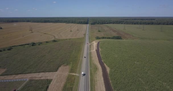 Route solitaire entre champs verts à Kiev, plan arial, survol 4k 4096 x 2160 pixels 