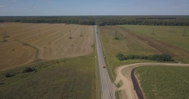 Lonely road mellan gröna fält i Kiev, arial skott, överflygning 4k 4096 x 2160 pixlar — Stockvideo