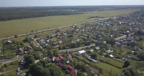 AERIAL SHOT: Linda pequena aldeia ou município 4k 4096 x 2160 pixels — Vídeo de Stock