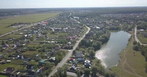 AERIAL SHOT: маленькая деревня или корабль 4k 4096 x 2160 пикселей — стоковое видео