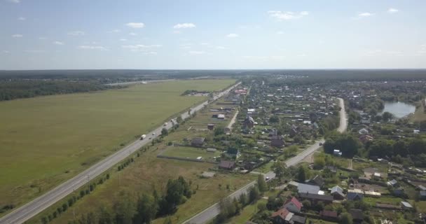 TIRO AERIAL: Hermoso pequeño pueblo o municipio 4k 4096 x 2160 píxeles — Vídeo de stock