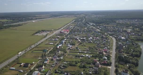 AERIAL SHOT: Linda pequena aldeia ou município 4k 4096 x 2160 pixels — Vídeo de Stock