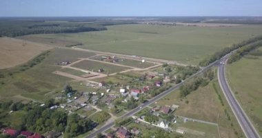 Kiev, arial shot, yetişemeyiz 4k 4096 x 2160 piksel yeşil alanlar arasında yalnız yol
