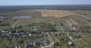 Kiev, arial shot, yetişemeyiz 4k 4096 x 2160 piksel yeşil alanlar arasında yalnız yol