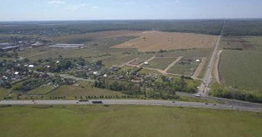 Kiev, arial shot, yetişemeyiz 4k 4096 x 2160 piksel yeşil alanlar arasında yalnız yol