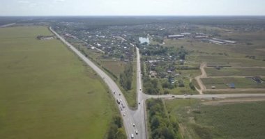 Kiev, arial shot, yetişemeyiz 4k 4096 x 2160 piksel yeşil alanlar arasında yalnız yol