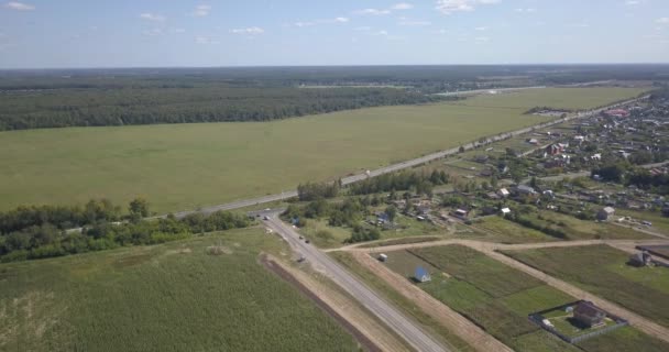 Одинокая дорога между зелеными полями в Киеве, arial shot, облет более 4k 4096 x 2160 пикселей — стоковое видео