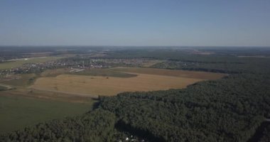 Tarım alanı 4k 4096 x 2160 piksel yukarıda hava