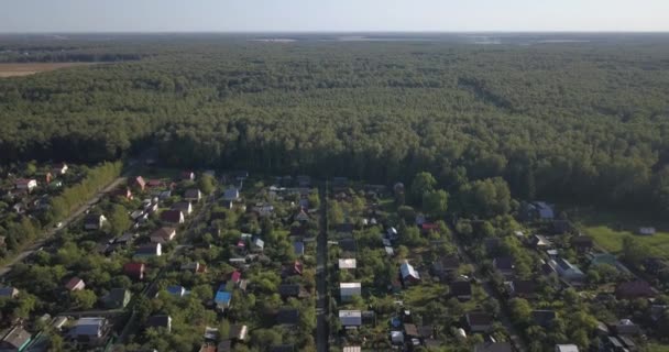 AERIAL SHOT: Linda pequena aldeia ou município 4k 4096 x 2160 pixels — Vídeo de Stock