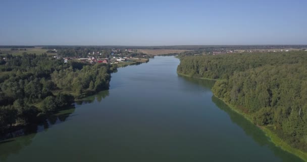 Tiro aéreo de casas no município no rio em Kiev 4k 4096 x 2160 pixels — Vídeo de Stock