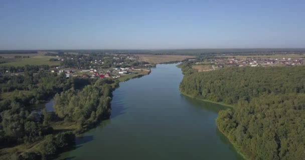 Аэросъемка домов в посёлке на реке в Киеве 4к 4096 x 2160 пикселей — стоковое видео