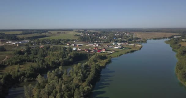キエフ 4 k 4096 × 2160 ピクセルの川の町の住宅の空中ショット — ストック動画