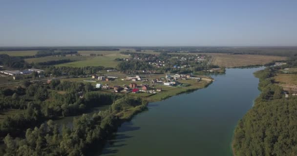 キエフ 4 k 4096 × 2160 ピクセルの川の町の住宅の空中ショット ストック動画