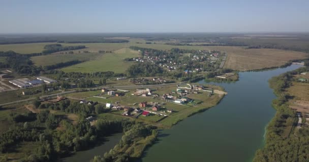 Tiro aéreo de casas no município no rio em Kiev 4k 4096 x 2160 pixels — Vídeo de Stock