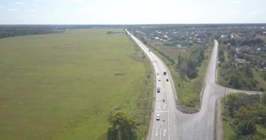 Kiev, arial shot, yetişemeyiz 4k 4096 x 2160 piksel yeşil alanlar arasında yalnız yol