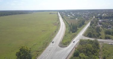 Kiev, arial shot, yetişemeyiz 4k 4096 x 2160 piksel yeşil alanlar arasında yalnız yol