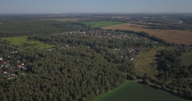 Kiev 4k 4096 x 2160 piksel cinsinden nehrinde ilçesinde evlerin hava atış