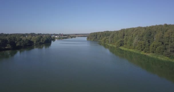 Plano aéreo de casas en el municipio en el río en Kiev 4k 4096 x 2160 píxeles — Vídeos de Stock