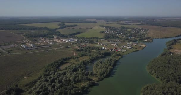 Zdjęcia lotnicze z domów w township, na brzegu rzeki w Kijowie 4k 4096 x 2160 pikseli — Wideo stockowe