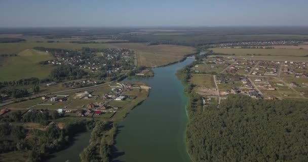 Colpo aereo di case in township sul fiume a Kiev 4k 4096 x 2160 pixel — Video Stock