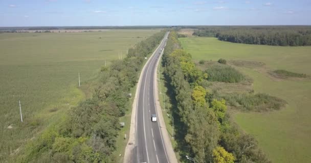 Liduprázdné silnici mezi zelenými poli v Kyjevě, arial shot, Fly-nad 4k 4096 x 2160 pixelů — Stock video