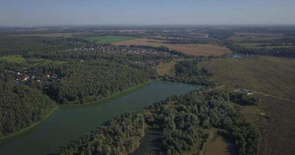 Zdjęcia lotnicze z domów w township, na brzegu rzeki w Kijowie 4k 4096 x 2160 pikseli — Wideo stockowe