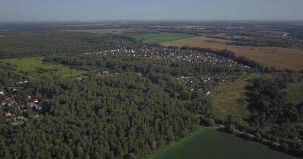 キエフ 4 k 4096 × 2160 ピクセルの川の町の住宅の空中ショット ストック映像