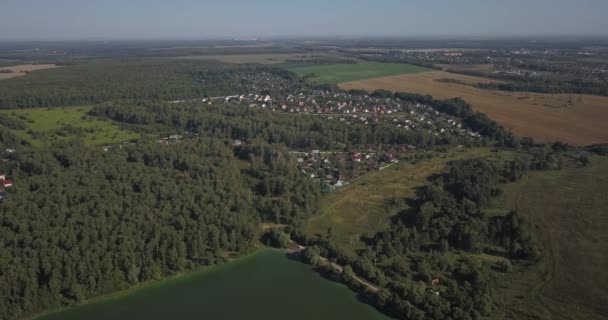 Colpo aereo di case in township sul fiume a Kiev 4k 4096 x 2160 pixel — Video Stock