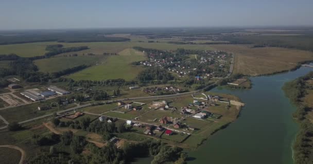 Zdjęcia lotnicze z domów w township, na brzegu rzeki w Kijowie 4k 4096 x 2160 pikseli — Wideo stockowe