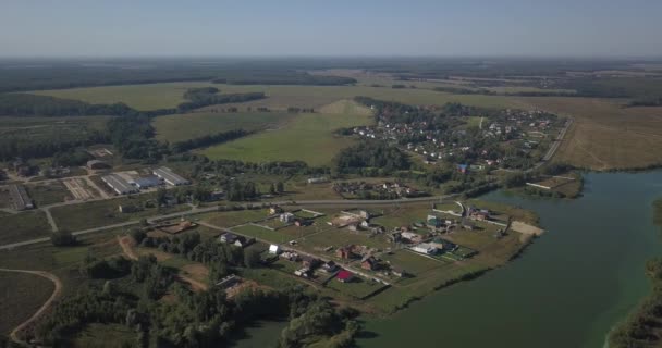 Zdjęcia lotnicze z domów w township, na brzegu rzeki w Kijowie 4k 4096 x 2160 pikseli — Wideo stockowe