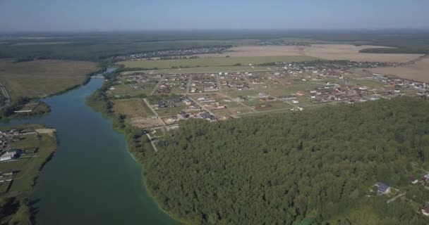 Tiro aéreo de casas no município no rio em Kiev 4k 4096 x 2160 pixels — Vídeo de Stock