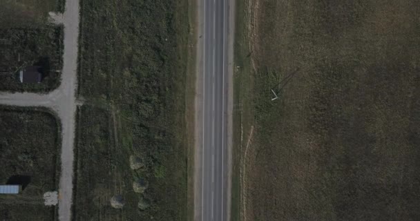 頭の上にヨーロッパで松の木の森を通る道路の arial ビューは、4 k を表示できます。4 k 4096 × 2160 ピクセル ロイヤリティフリーストック映像