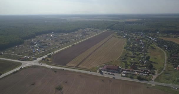 Vista aérea del paisaje de primavera sobre el cruce de caminos 4k 4096 x 2160 píxeles — Vídeos de Stock