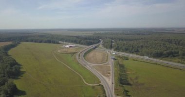 Havadan görünümü karayolu. Yeşil alan, yol kavşak. Otoban yol 4 k değişim 4096 x 2160