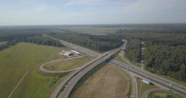 Havadan görünümü karayolu. Yeşil alan, yol kavşak. Otoban yol 4 k değişim 4096 x 2160
