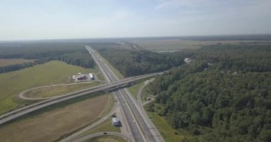 Havadan görünümü karayolu. Yeşil alan, yol kavşak. Otoban yol 4 k değişim 4096 x 2160