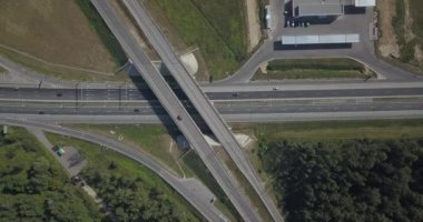 Havadan görünümü karayolu. Yeşil alan, yol kavşak. Otoban yol 4 k değişim 4096 x 2160