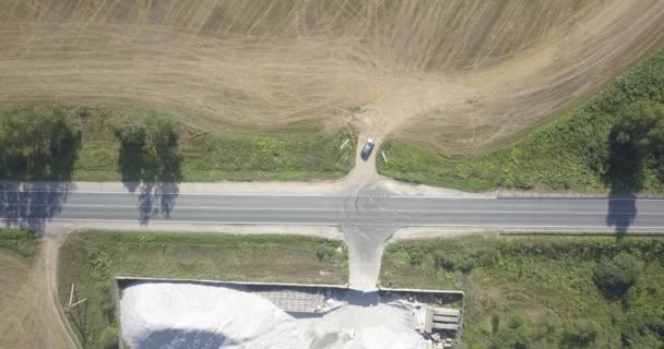 Luchtfoto van de snelweg. Road kruispunten in groene veld. Interchange snelweg weg 4k 4096 x 2160 — Stockvideo