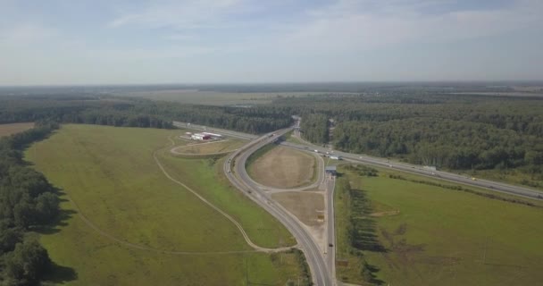 Vue aérienne de l'autoroute. Jonctions routières dans un champ vert. Échange route 4k 4096 x 2160 