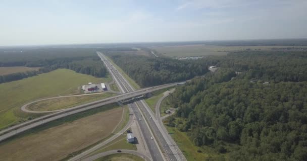 Vue aérienne de l'autoroute. Jonctions routières dans un champ vert. Échange route 4k 4096 x 2160 