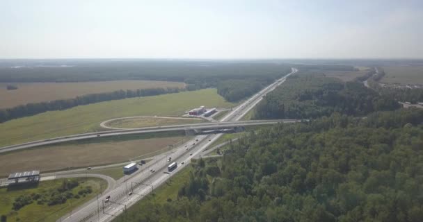 Vue aérienne de l'autoroute. Jonctions routières dans un champ vert. Échange route 4k 4096 x 2160 