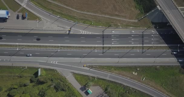 Letecký pohled na dálnici. Křižovatek v zeleném poli. Interchange silnice highway 4k 4096 x 2160 — Stock video