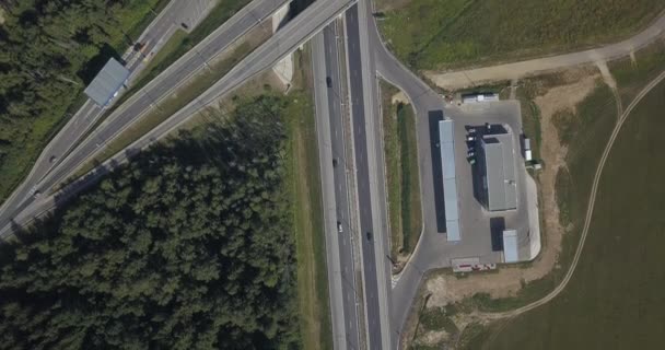 Luftaufnahme der Autobahn. Straßenkreuzungen im grünen Feld. Kreuzung Autobahn 4k 4096 x 2160 — Stockvideo