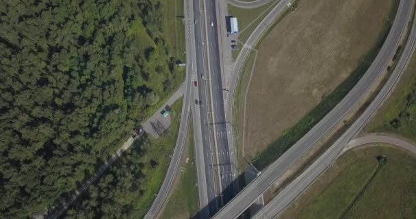 高速道路の空撮。グリーン フィールドにある交差点。インターチェンジの高速道路道路 4 k 4096 x 2160 ロイヤリティフリーのストック動画