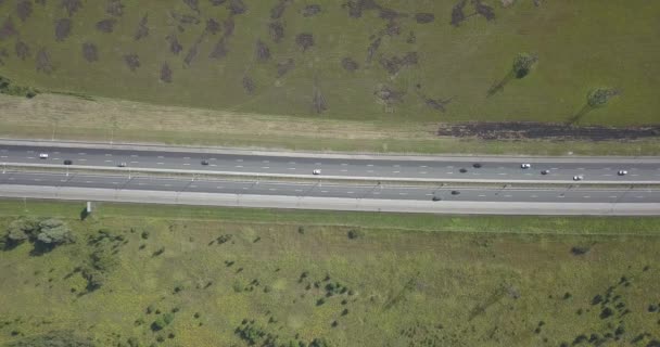 Luchtfoto van de snelweg. Road kruispunten in groene veld. Interchange snelweg weg 4k 4096 x 2160 — Stockvideo