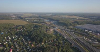 Havadan görünümü karayolu. Yeşil alan, yol kavşak. Otoban yol 4 k değişim 4096 x 2160